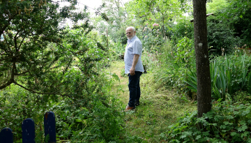 Fernand Béron dans son jardin © Philippe Rivière