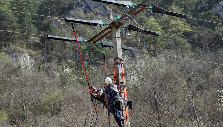 Protection avifaune posée par les équipes d'Enedis à Fontan