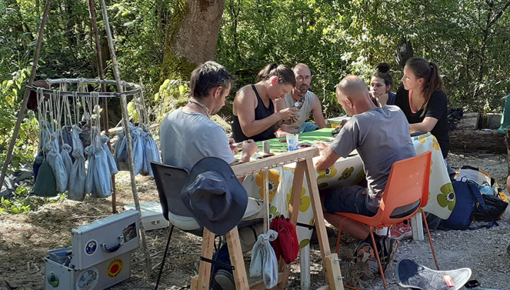 groupe en observation, en bord de mer